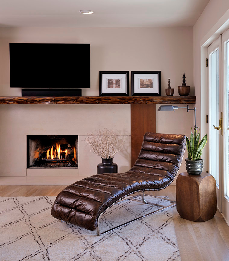 Modernes Wohnzimmer mit beiger Wandfarbe, hellem Holzboden, Kamin, Kaminumrandung aus Beton und TV-Wand in New York