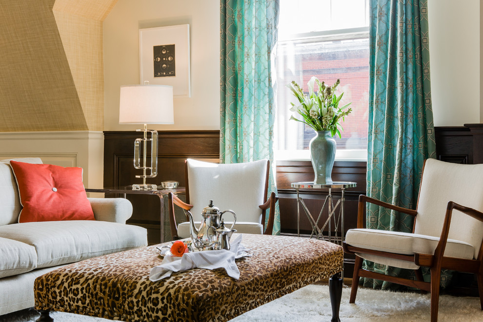 Großes, Fernseherloses, Abgetrenntes Modernes Wohnzimmer mit beiger Wandfarbe, Teppichboden und braunem Boden in Boston