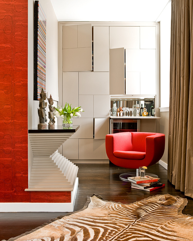 Immagine di un soggiorno minimal con pareti beige e parquet scuro