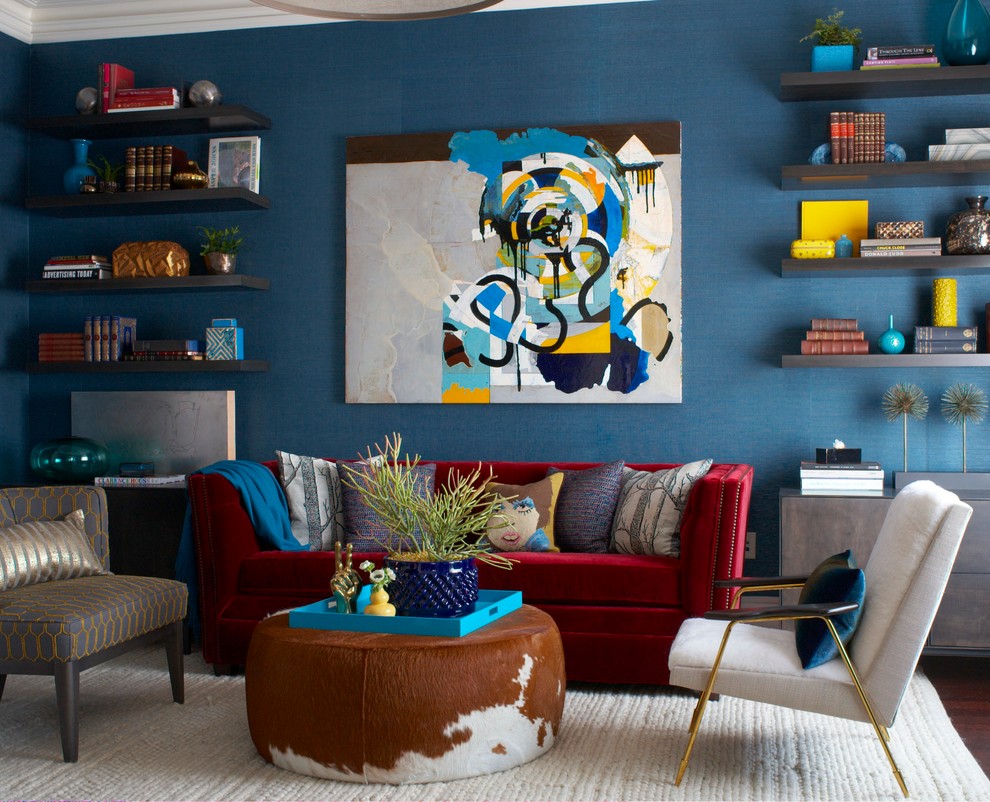 Пример оригинального дизайна: гостиная комната в современном стиле с бордовым диваном