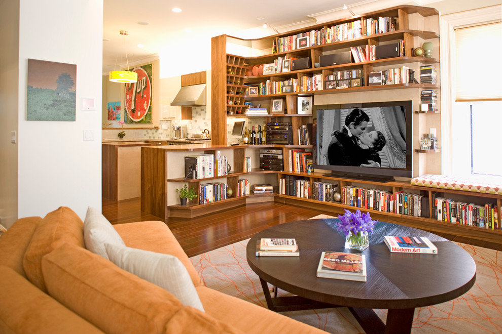 Diseño de sala de estar con biblioteca abierta contemporánea con paredes beige y televisor independiente