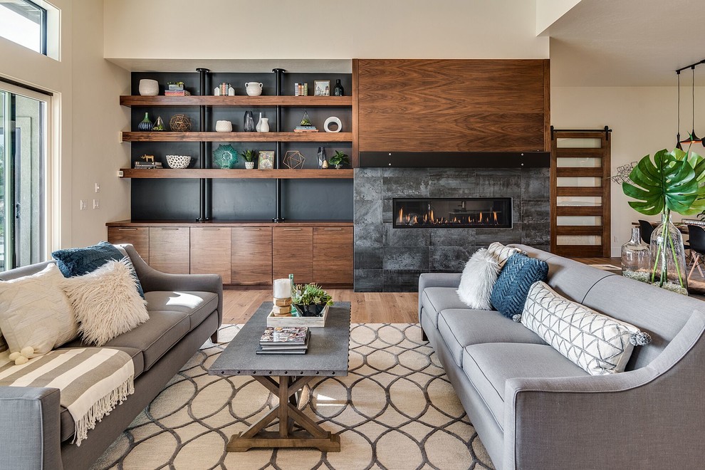 Offenes Modernes Wohnzimmer mit beiger Wandfarbe, Gaskamin und gefliester Kaminumrandung in Boise