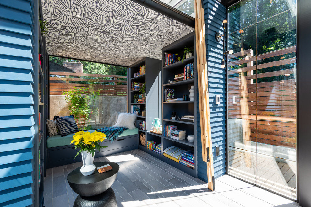 Idee per un piccolo soggiorno minimal con pavimento con piastrelle in ceramica e pavimento grigio
