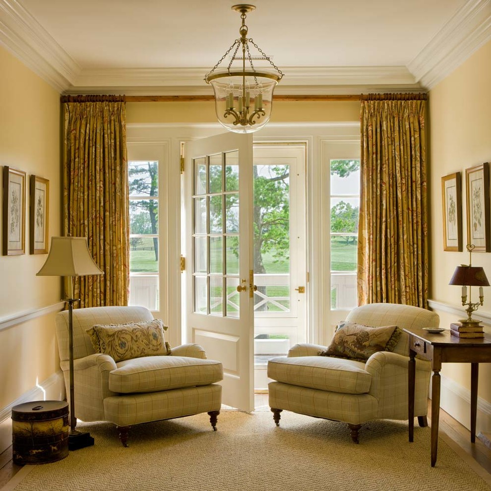 Esempio di un soggiorno classico con pareti gialle, pavimento in legno massello medio e tappeto