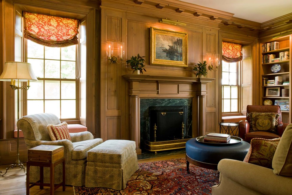 Foto de sala de estar con biblioteca de estilo de casa de campo de tamaño medio sin televisor con suelo de madera en tonos medios y marco de chimenea de piedra