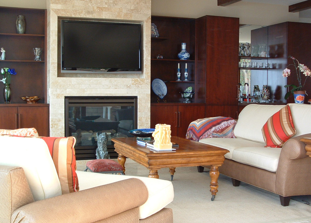 Modelo de sala de estar cerrada tradicional renovada de tamaño medio con paredes beige, moqueta, todas las chimeneas, marco de chimenea de piedra y pared multimedia