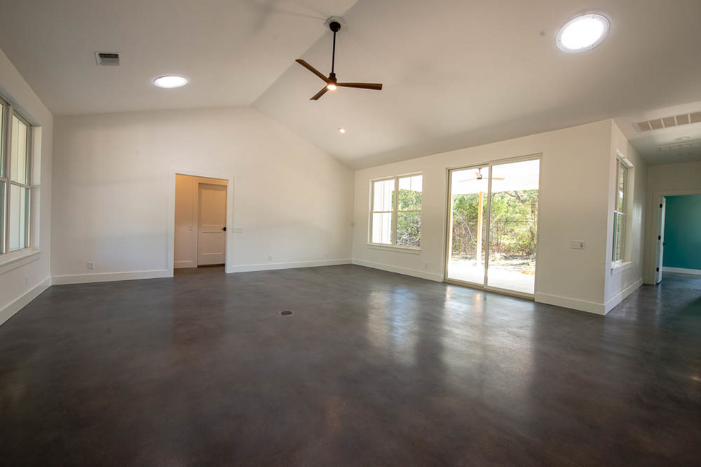Diseño de sala de estar abierta de estilo de casa de campo de tamaño medio con paredes blancas, suelo de cemento y suelo marrón