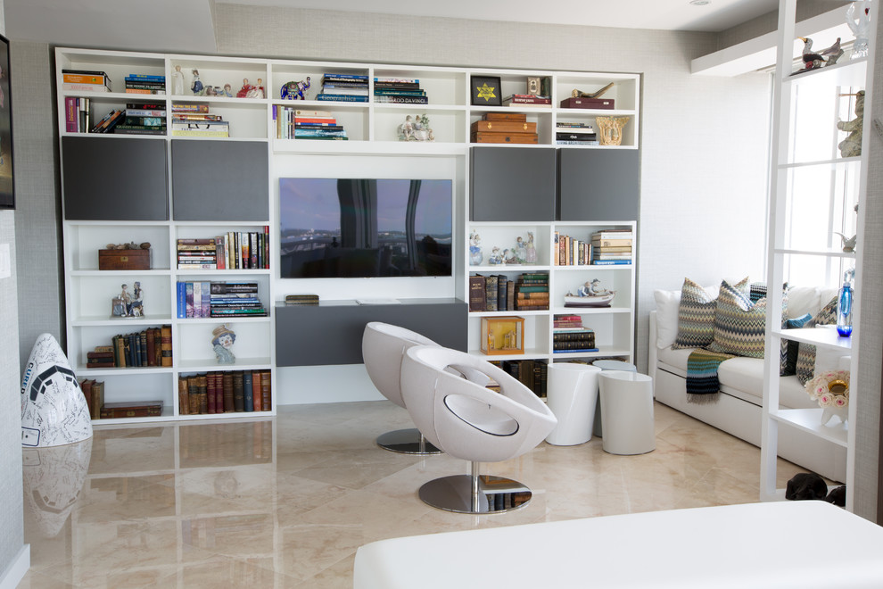 Cette image montre une salle de séjour minimaliste de taille moyenne et ouverte avec une bibliothèque ou un coin lecture, un mur blanc, un sol en marbre, aucune cheminée et un téléviseur fixé au mur.