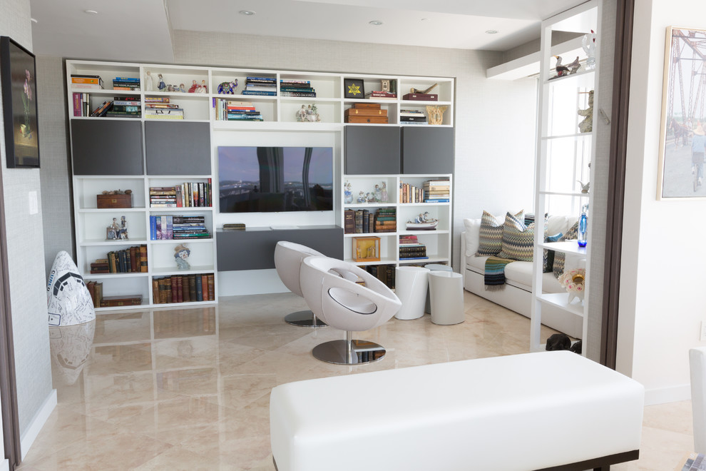 Inspiration för ett mellanstort funkis allrum med öppen planlösning, med ett bibliotek, vita väggar, marmorgolv, en väggmonterad TV och beiget golv