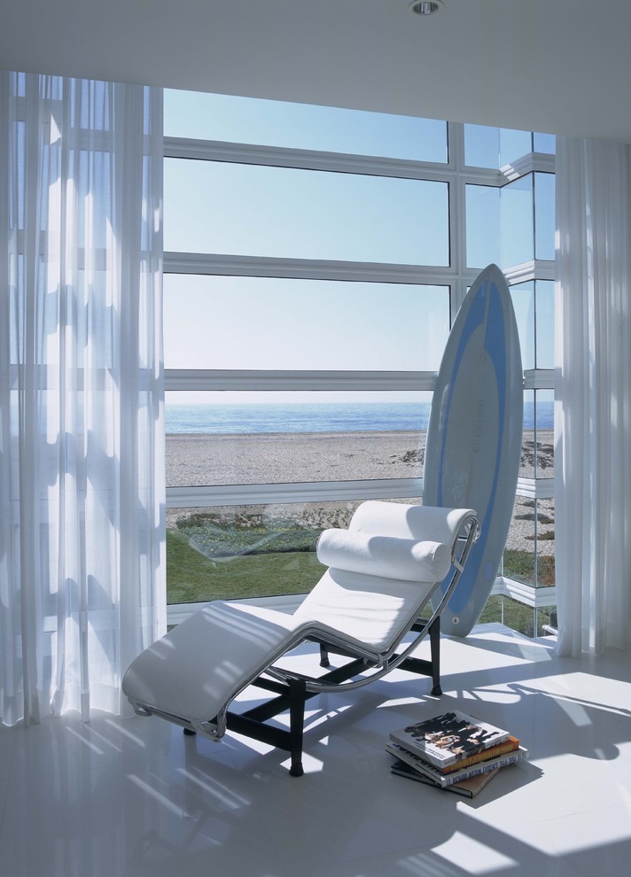 Пример оригинального дизайна: гостиная комната в современном стиле с белыми стенами и белым полом