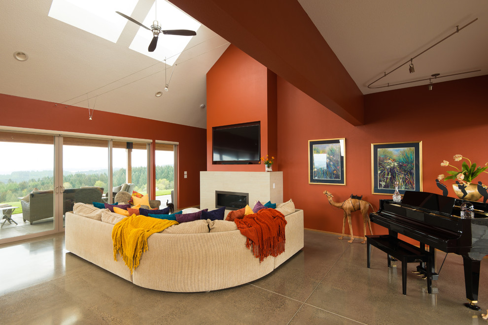 Стильный дизайн: открытая гостиная комната среднего размера в стиле модернизм с бетонным полом, мультимедийным центром, оранжевыми стенами, горизонтальным камином и фасадом камина из камня - последний тренд