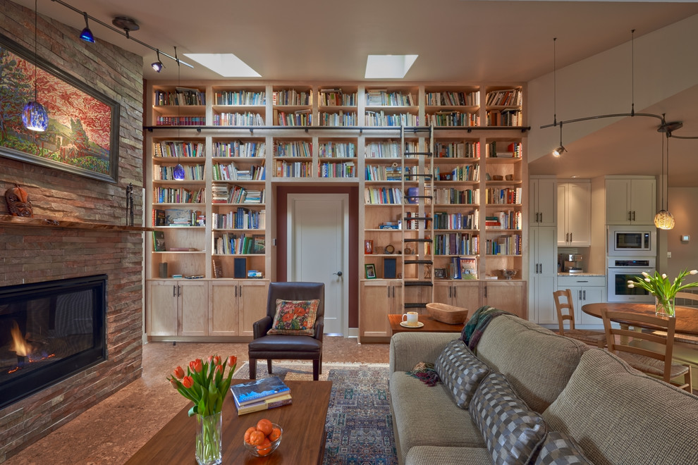 Exemple d'une salle de séjour craftsman de taille moyenne et ouverte avec une bibliothèque ou un coin lecture, un sol en liège, une cheminée standard, un mur violet, un manteau de cheminée en brique, aucun téléviseur et un sol marron.