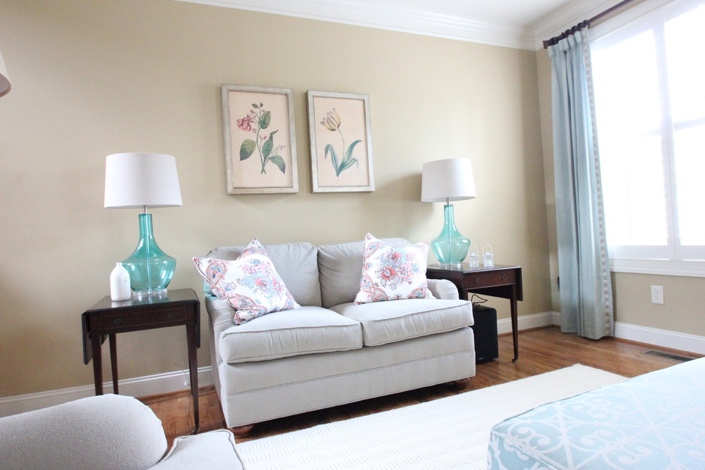 Cette photo montre une salle de séjour chic de taille moyenne et ouverte avec un mur beige et un sol en bois brun.