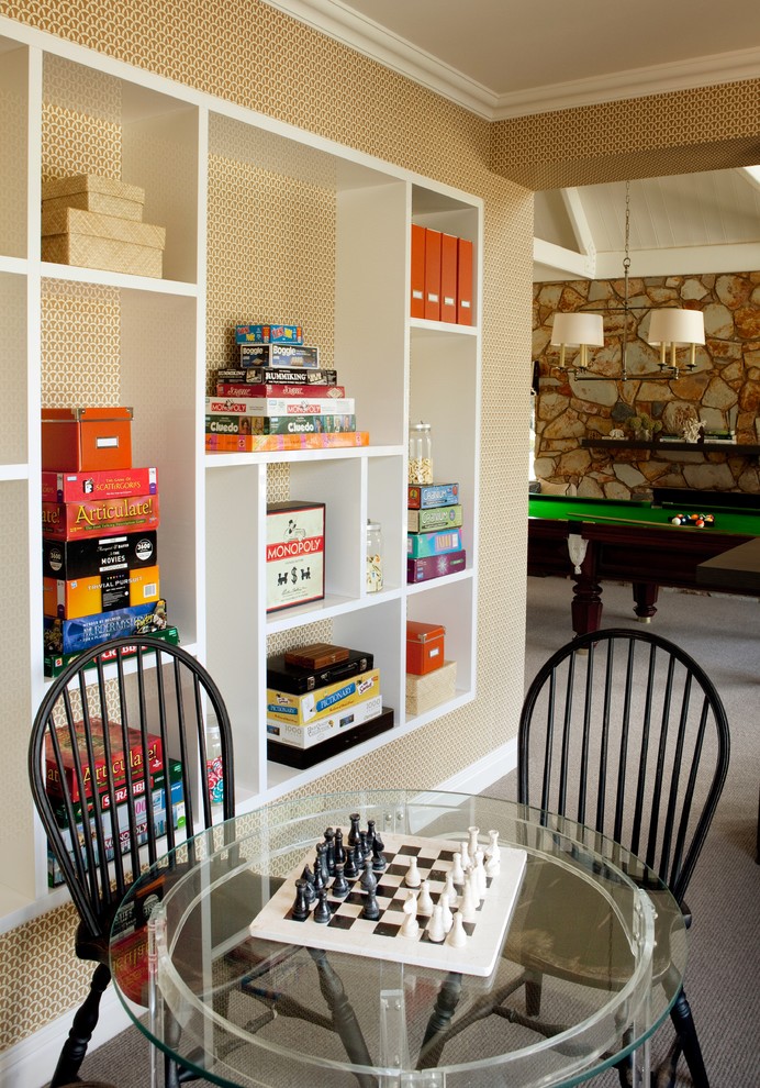 На фото: открытая гостиная комната среднего размера в классическом стиле с ковровым покрытием с