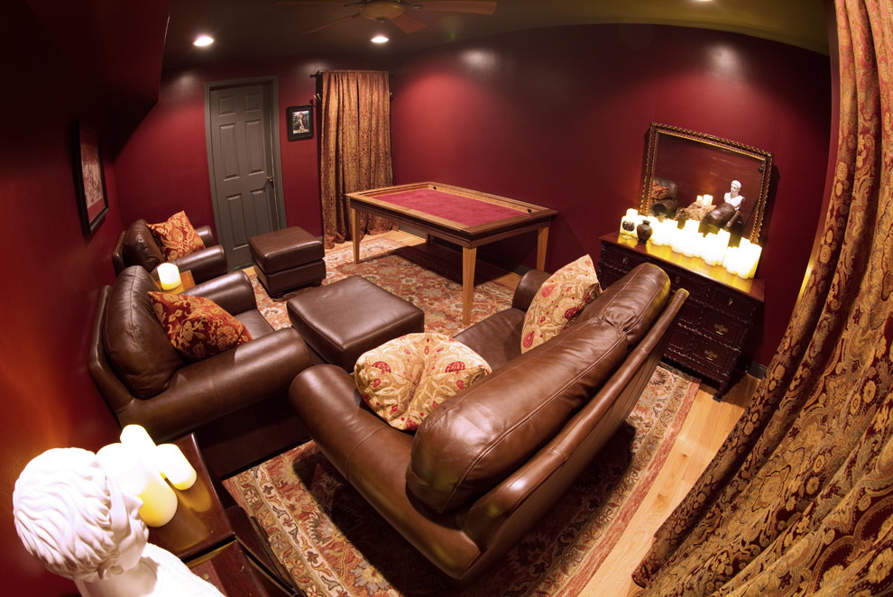 Ejemplo de sala de estar cerrada tradicional pequeña sin televisor con paredes rojas y suelo de madera clara