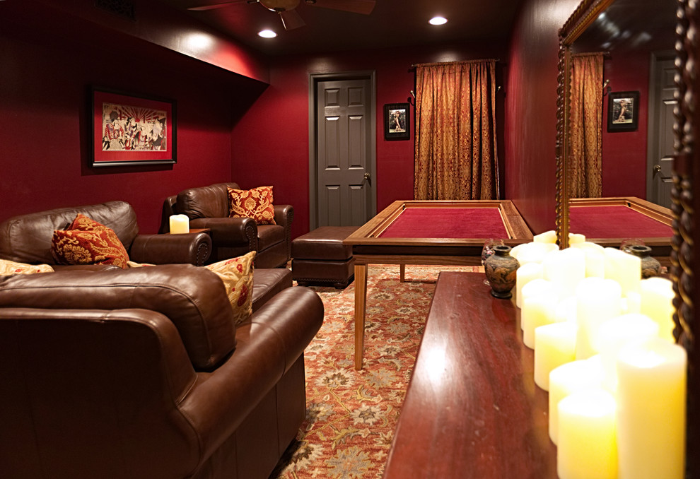 Стильный дизайн: маленькая изолированная гостиная комната в классическом стиле с красными стенами и светлым паркетным полом без телевизора для на участке и в саду - последний тренд