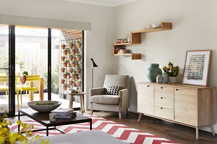 Modelo de sala de estar abierta moderna de tamaño medio sin chimenea y televisor con paredes beige y suelo de madera en tonos medios