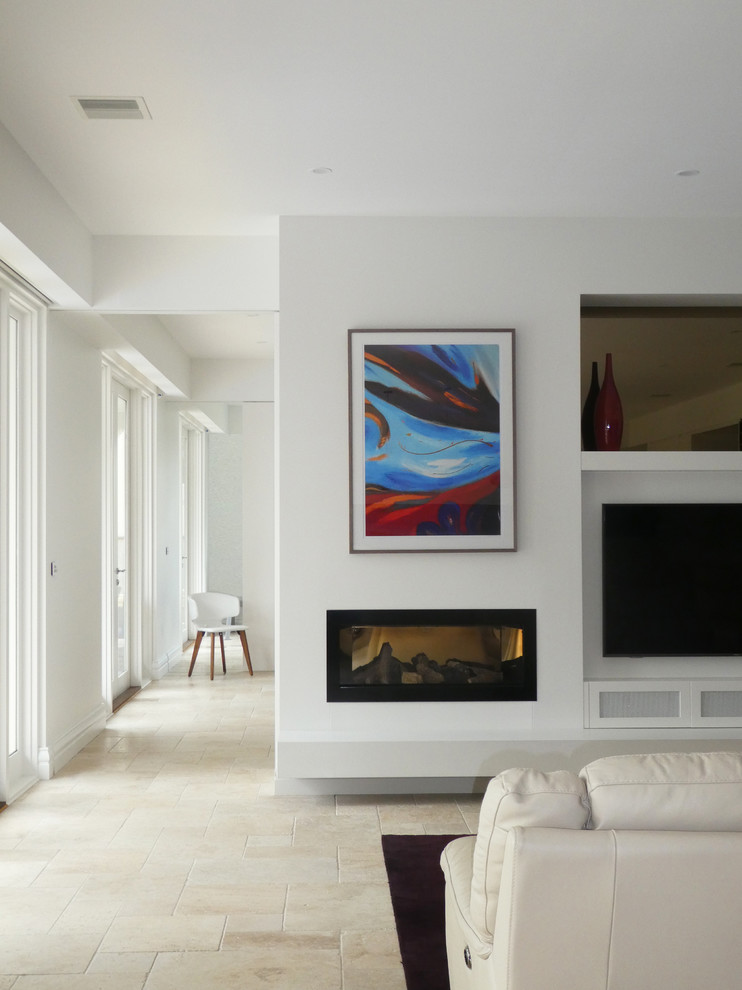 メルボルンにあるラグジュアリーな巨大なトランジショナルスタイルのおしゃれなオープンリビング (白い壁、トラバーチンの床、横長型暖炉、漆喰の暖炉まわり、埋込式メディアウォール) の写真