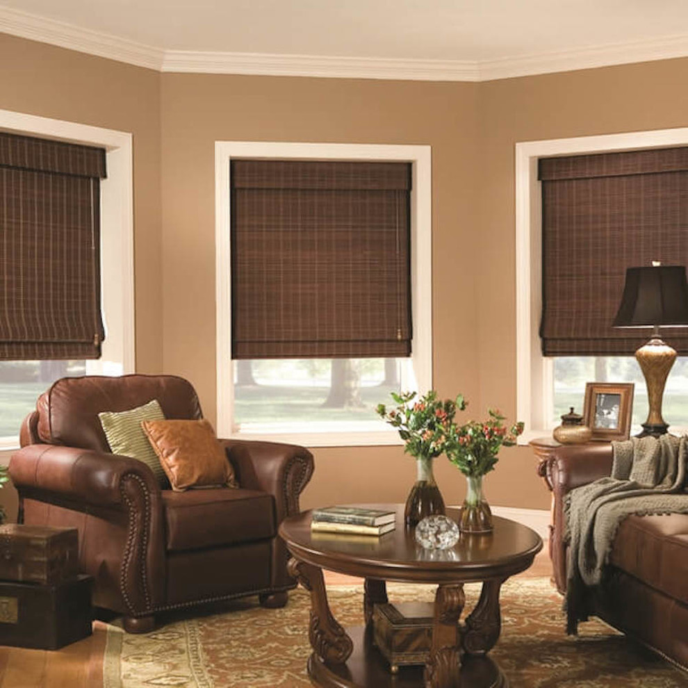 Diseño de sala de estar clásica de tamaño medio con paredes marrones, suelo de madera en tonos medios y suelo marrón