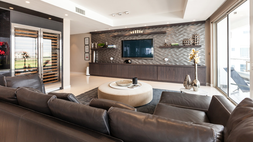 Diseño de sala de estar contemporánea grande sin chimenea con paredes marrones y televisor colgado en la pared
