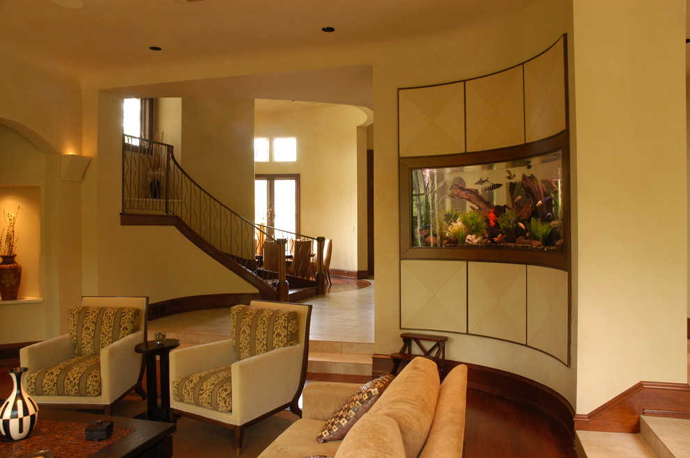 Стильный дизайн: большая изолированная гостиная комната в стиле неоклассика (современная классика) с желтыми стенами, темным паркетным полом и коричневым полом без камина - последний тренд