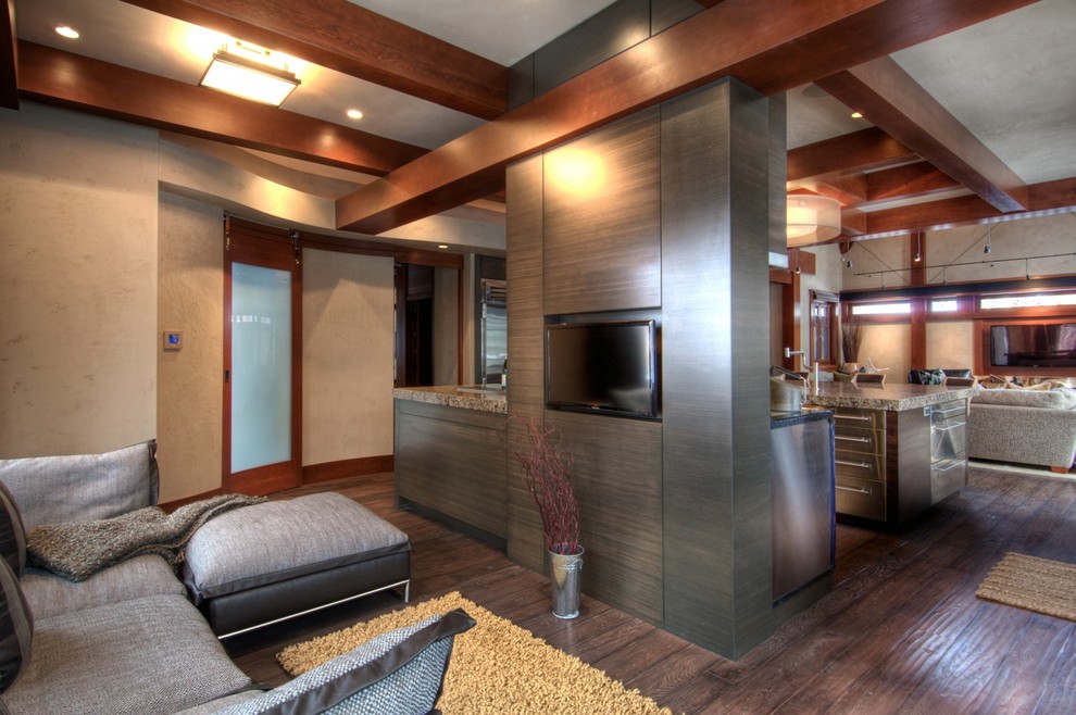 Modelo de sala de estar actual con paredes beige, suelo de madera oscura y televisor colgado en la pared