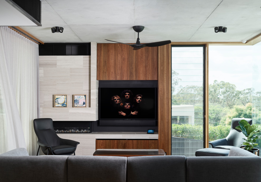 Cette photo montre une salle de séjour tendance avec une cheminée ribbon et un téléviseur encastré.