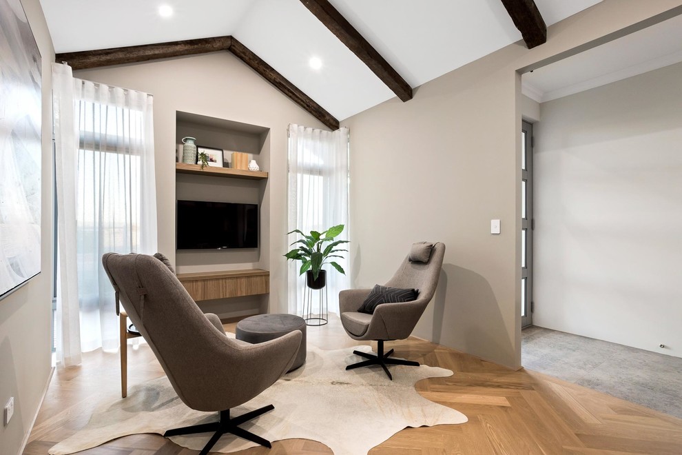 Idées déco pour une salle de séjour contemporaine avec un mur beige, parquet clair, un téléviseur fixé au mur et un sol beige.