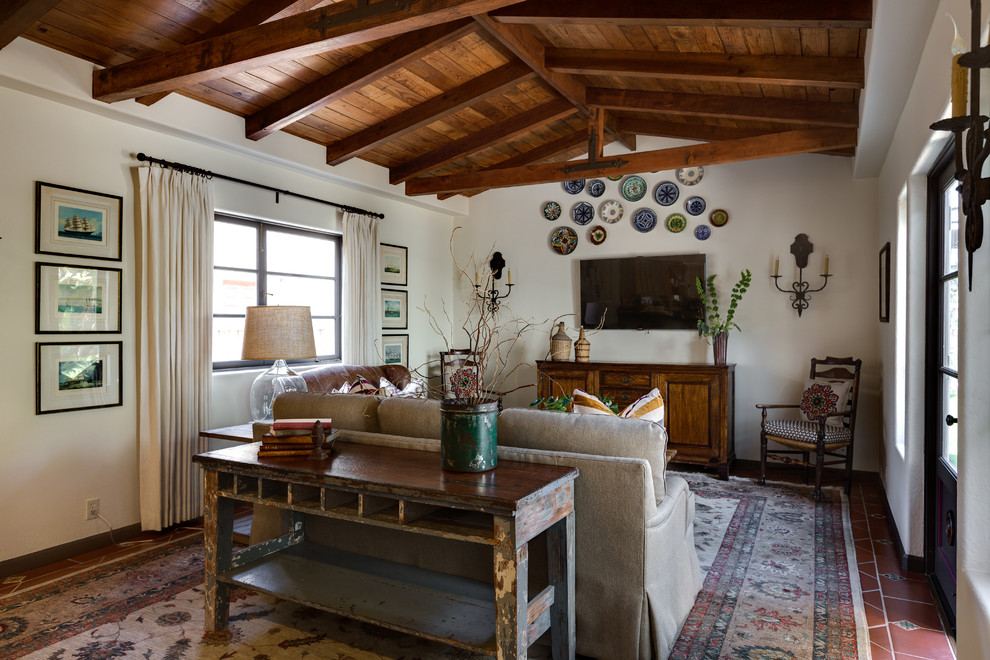 Abgetrenntes, Mittelgroßes Mediterranes Wohnzimmer ohne Kamin mit weißer Wandfarbe, TV-Wand, Terrakottaboden und rotem Boden in Orange County