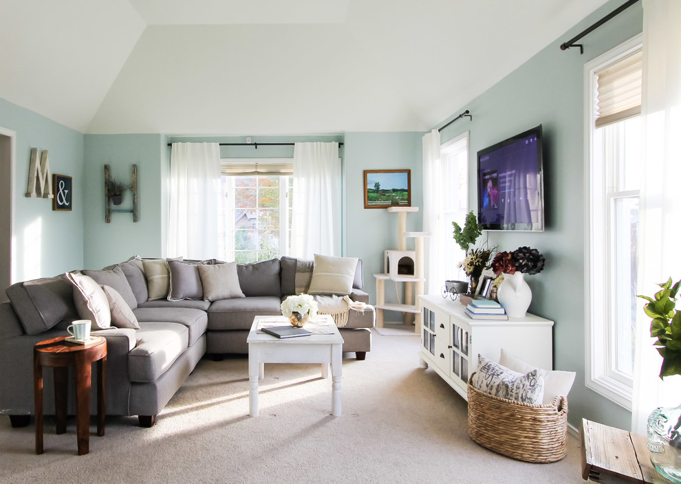シアトルにあるトランジショナルスタイルのおしゃれな独立型ファミリールーム (青い壁、カーペット敷き、暖炉なし、壁掛け型テレビ、ベージュの床) の写真