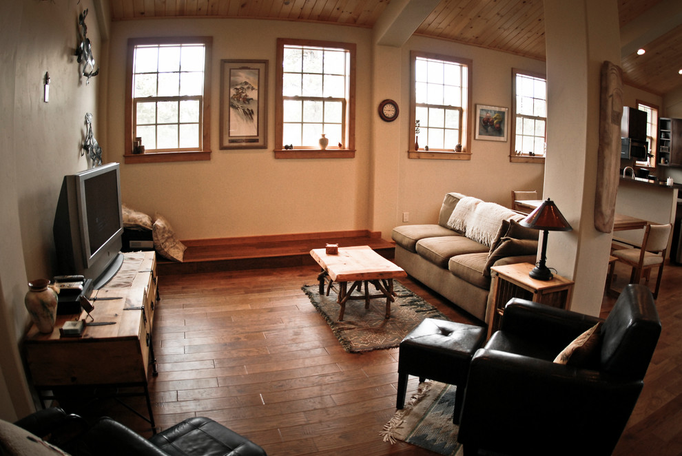 Ispirazione per un grande soggiorno rustico aperto con pareti bianche, pavimento in legno massello medio e TV autoportante
