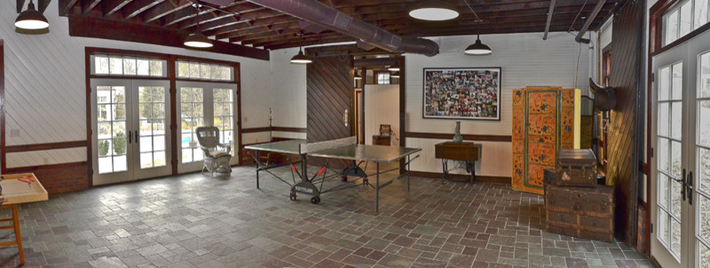 Großer Landhausstil Hobbyraum im Loft-Stil mit weißer Wandfarbe, Backsteinboden, TV-Wand und buntem Boden in Orange County