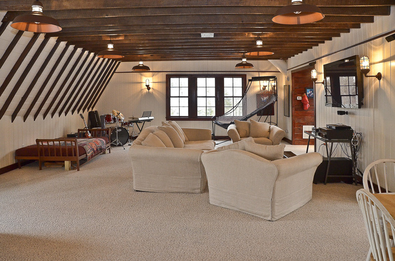 Großer Country Hobbyraum im Loft-Stil mit weißer Wandfarbe, Teppichboden, TV-Wand und beigem Boden in Orange County