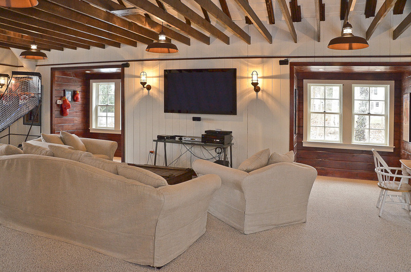 Großer Landhaus Hobbyraum im Loft-Stil mit weißer Wandfarbe, Teppichboden, TV-Wand und beigem Boden in Orange County