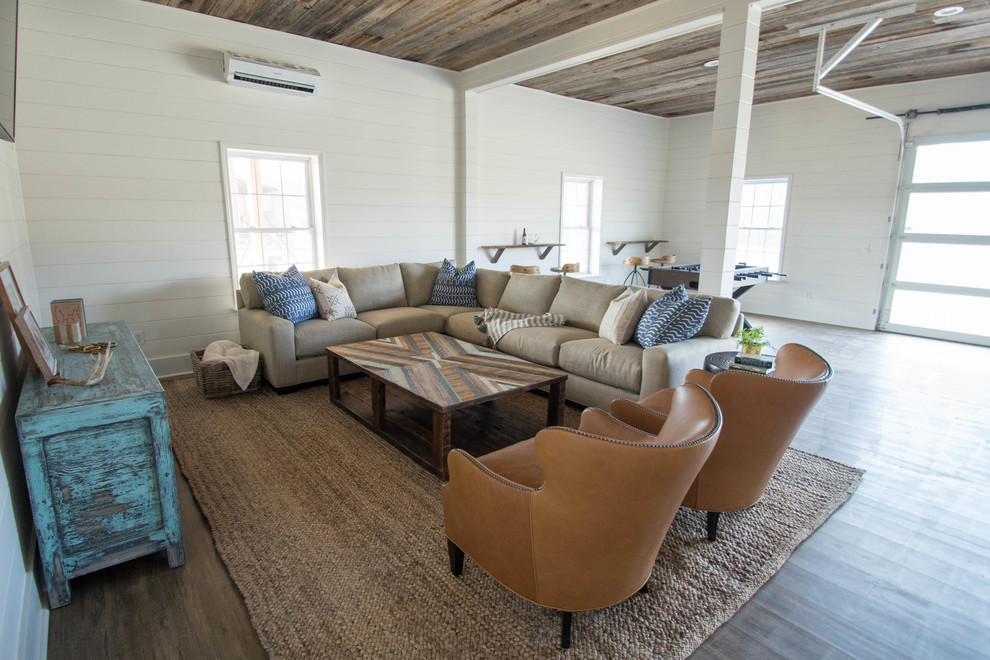 Источник вдохновения для домашнего уюта: гостиная комната в стиле кантри с ковром на полу