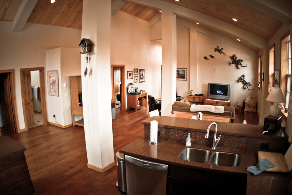 Foto de sala de estar abierta tradicional grande con paredes blancas, suelo de madera en tonos medios y televisor independiente