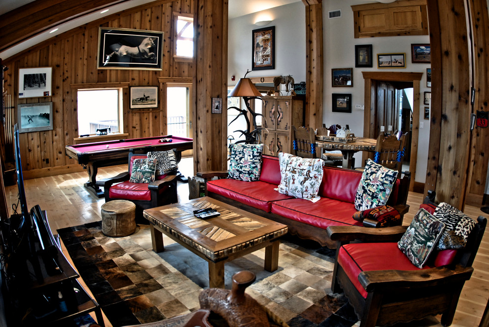 Diseño de sala de estar abierta de estilo americano de tamaño medio con paredes blancas, suelo de madera clara y televisor independiente