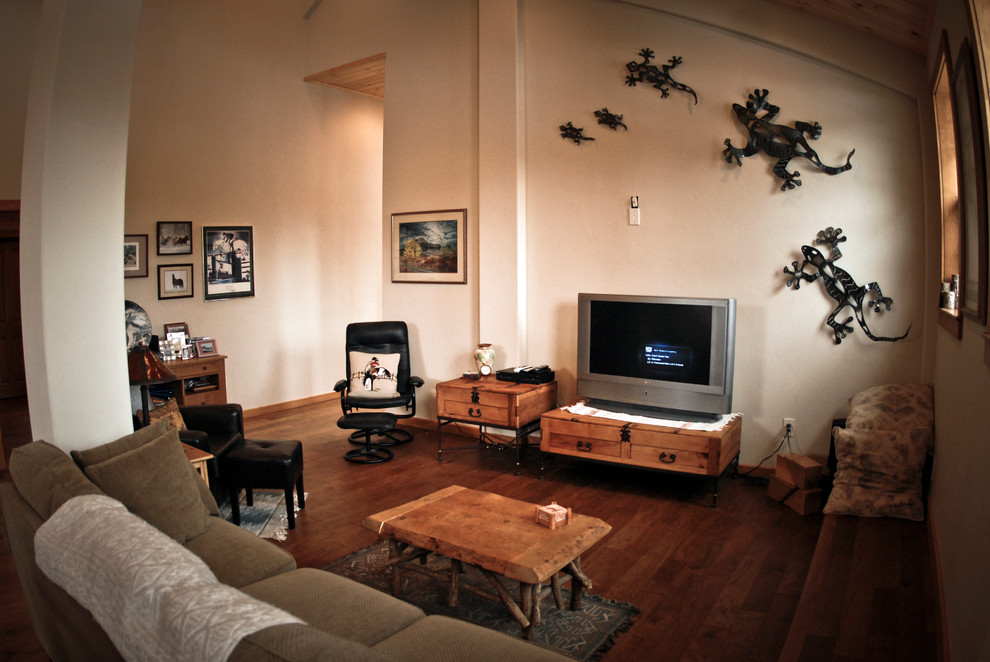 Ejemplo de sala de estar abierta de estilo americano grande con paredes blancas, suelo de madera en tonos medios y televisor independiente