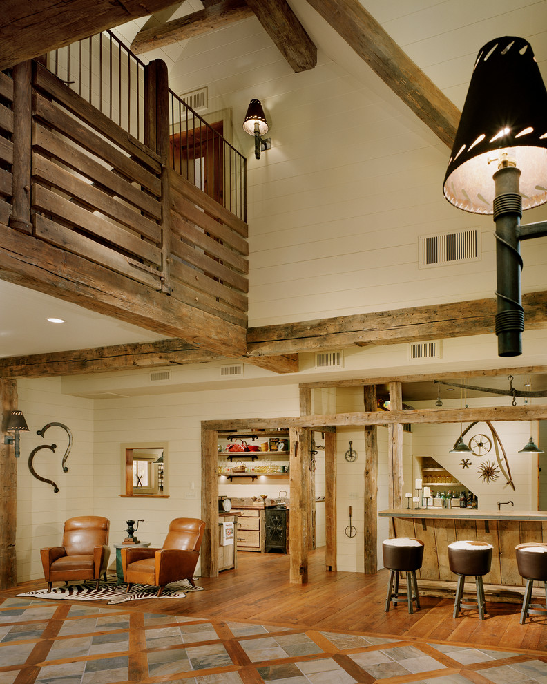 Foto di un soggiorno country aperto con pareti beige e pavimento in legno massello medio