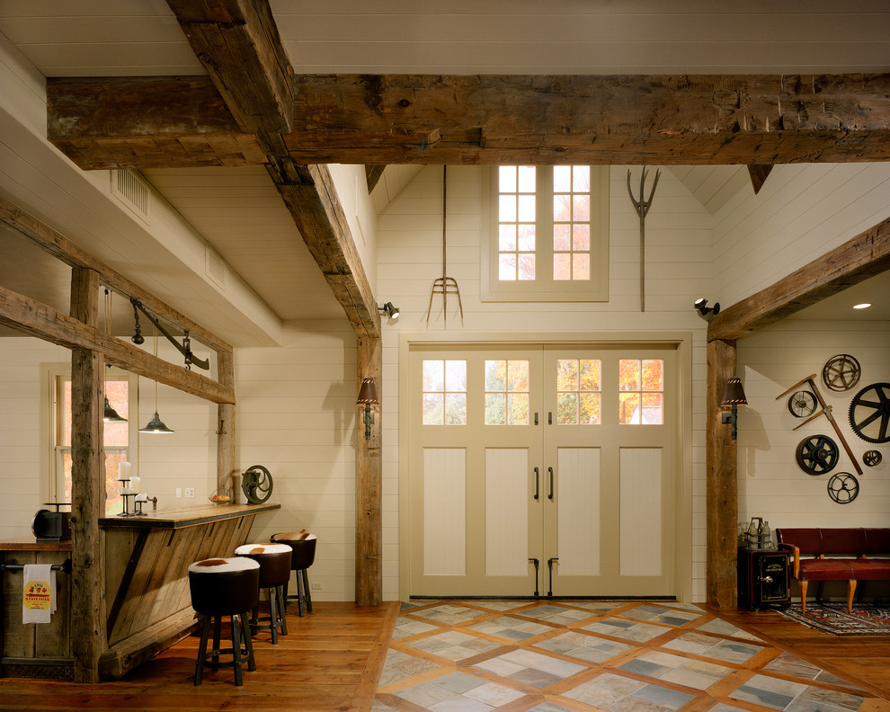 Inspiration pour une salle de séjour chalet ouverte avec un mur beige et un sol en bois brun.