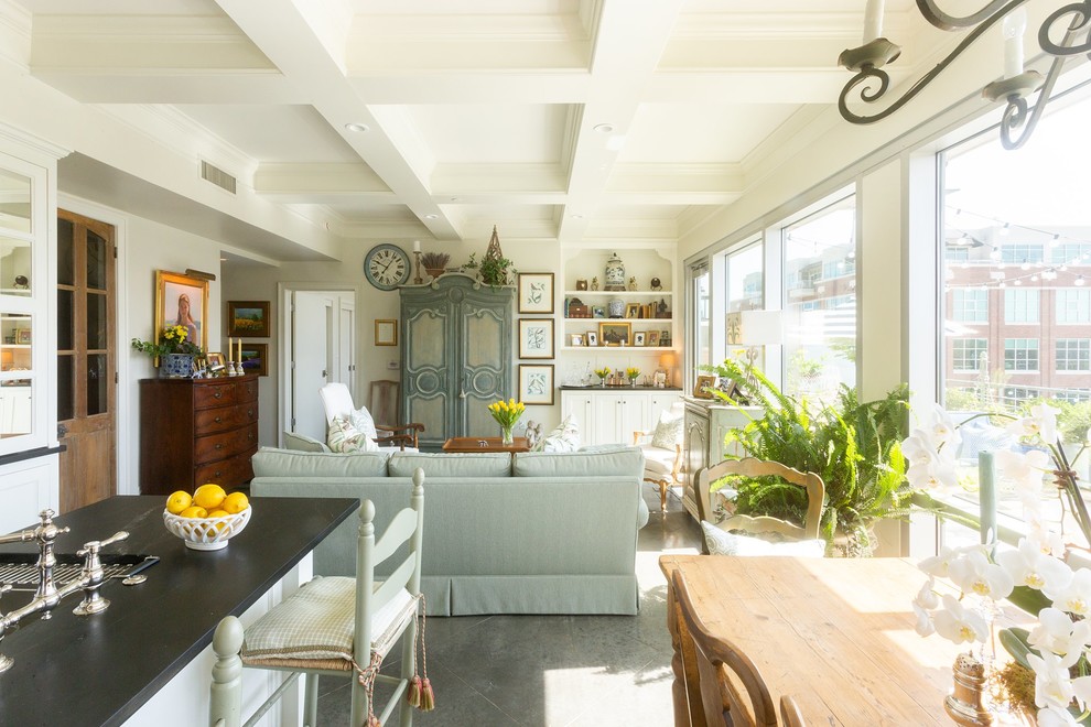Idee per un piccolo soggiorno tradizionale aperto con pareti beige, pavimento in cemento, TV nascosta e pavimento grigio