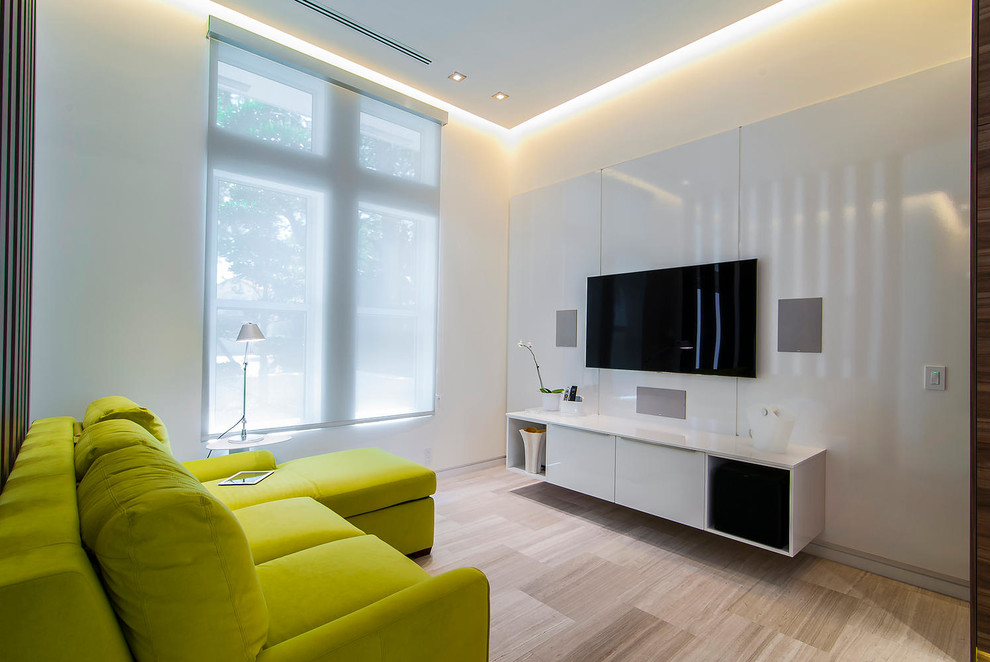 Foto de sala de estar abierta actual pequeña con paredes blancas y pared multimedia