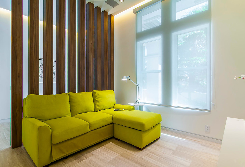 Diseño de sala de estar abierta actual pequeña con paredes blancas y pared multimedia