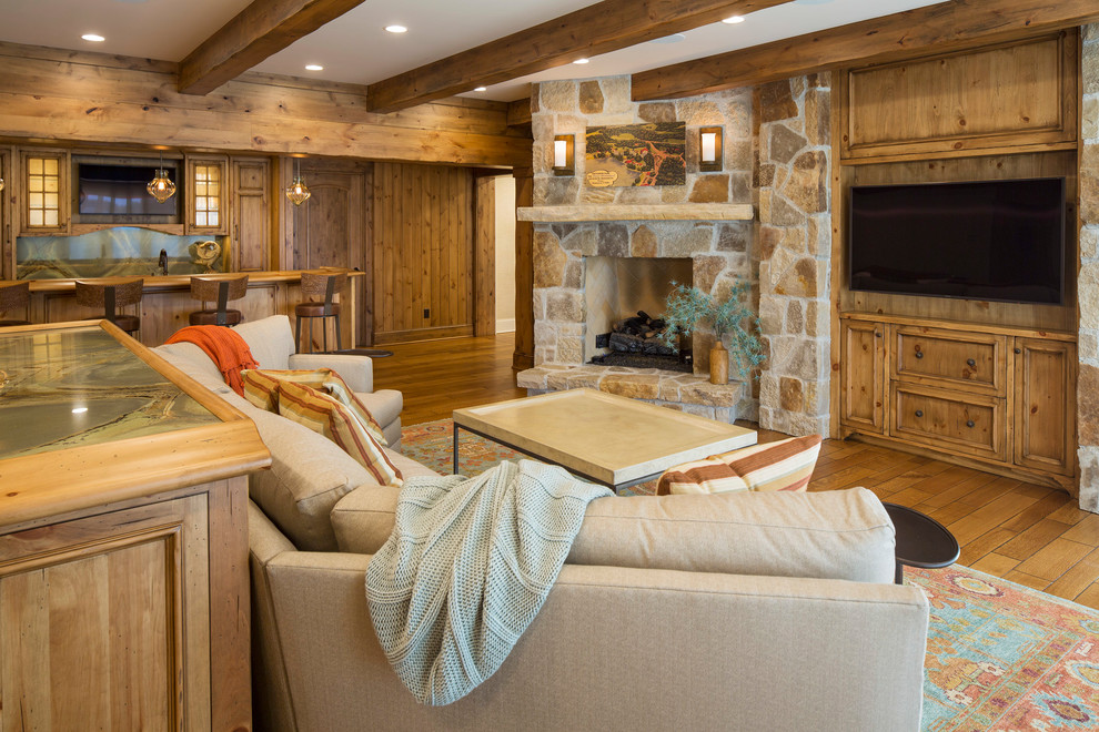 Diseño de sala de estar marinera con suelo de madera en tonos medios, chimenea de esquina, marco de chimenea de piedra y pared multimedia