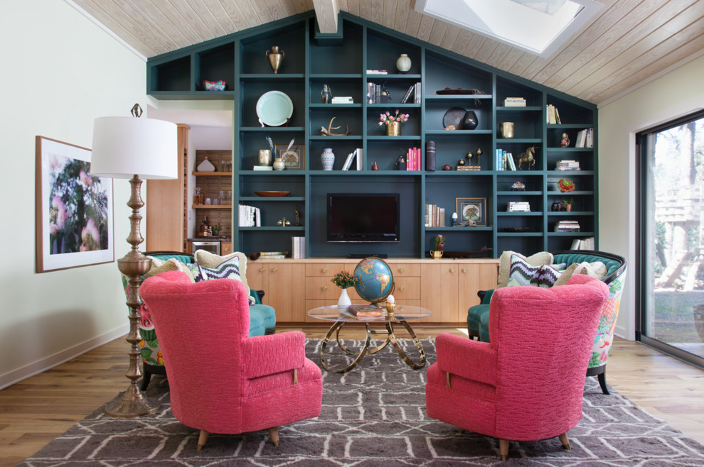 Modelo de sala de estar abierta tradicional renovada grande con suelo de madera en tonos medios