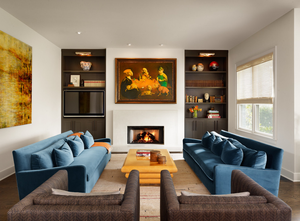 Imagen de sala de estar bohemia con paredes blancas, marco de chimenea de yeso, pared multimedia, suelo de madera oscura y chimenea lineal