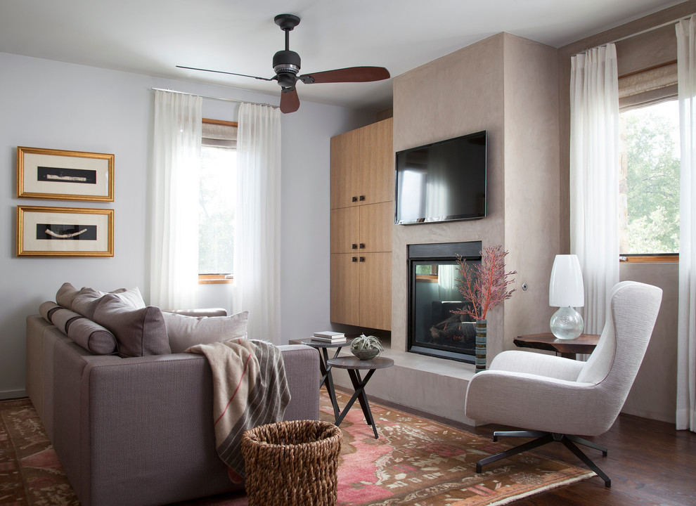 Diseño de sala de estar contemporánea pequeña con suelo de madera oscura, todas las chimeneas y televisor colgado en la pared