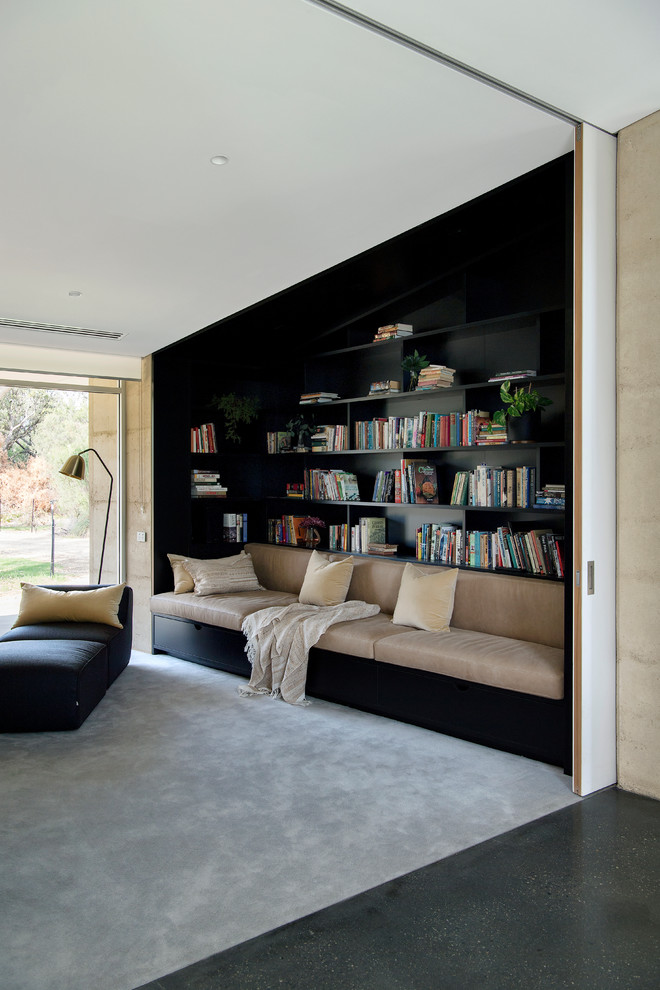 Diseño de sala de estar con biblioteca cerrada actual con moqueta y suelo gris