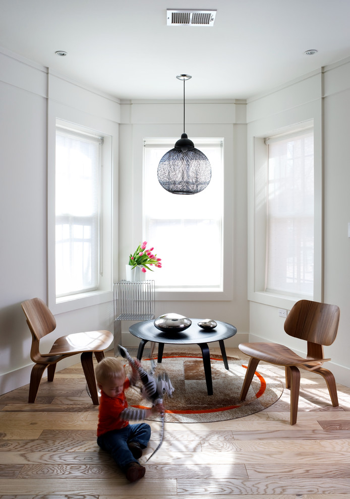 Ejemplo de sala de estar contemporánea con paredes blancas y suelo de madera en tonos medios