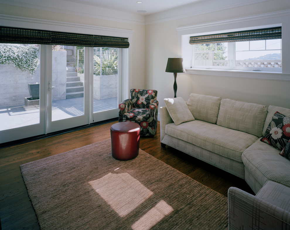 Immagine di un soggiorno classico di medie dimensioni e chiuso con pareti bianche, parquet scuro, TV a parete, nessun camino e pavimento marrone